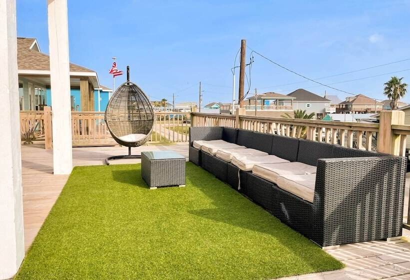 Walk To Beach: Chic Crystal Beach Escape W/ Deck!