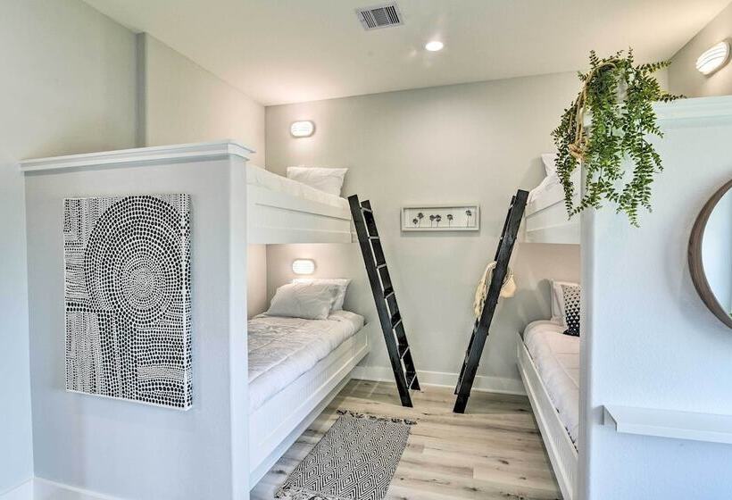 Walk To Beach: Chic Crystal Beach Escape W/ Deck!