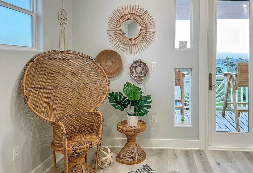 Walk To Beach: Chic Crystal Beach Escape W/ Deck!