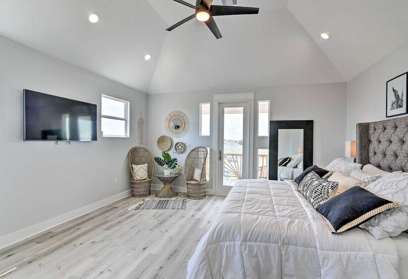 Walk To Beach: Chic Crystal Beach Escape W/ Deck!