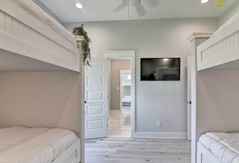 Walk To Beach: Chic Crystal Beach Escape W/ Deck!