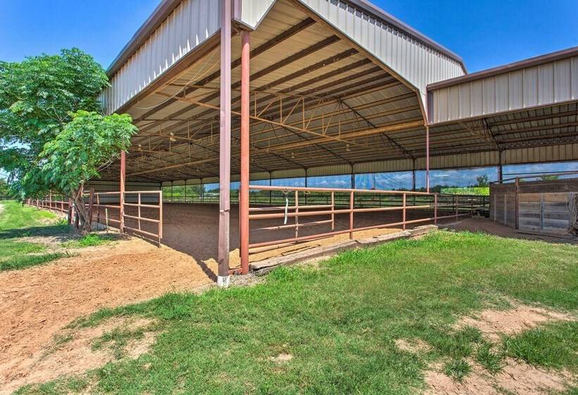 Texas Countryside Retreat On 130 Acres!