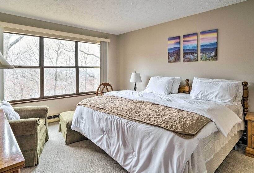 Cozy Burnsville Cabin W/ Deck & Mountain Views