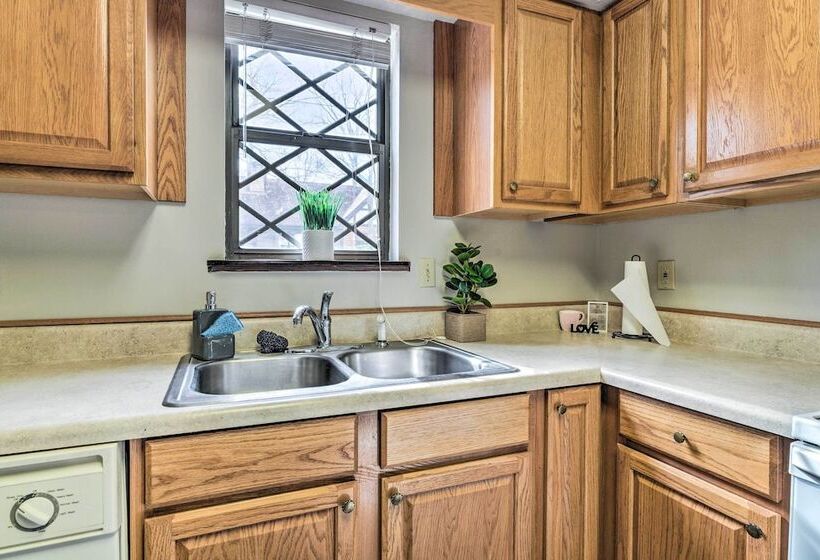 Cozy Burnsville Cabin W/ Deck & Mountain Views