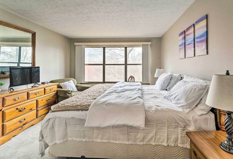 Cozy Burnsville Cabin W/ Deck & Mountain Views