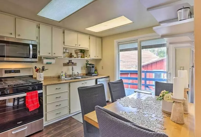 Cozy Cabin W/ Deck  Near Lake Arrowhead!