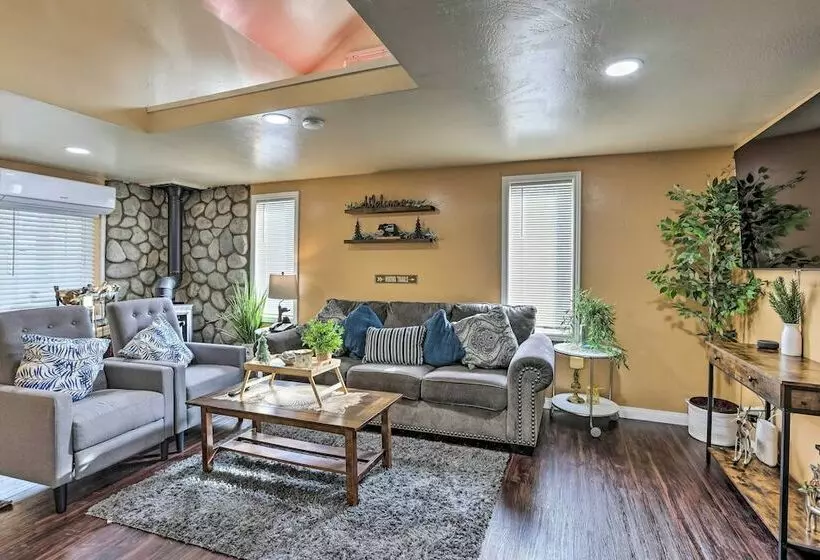 Cozy Cabin W/ Deck  Near Lake Arrowhead!