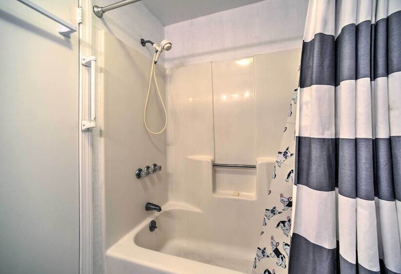 Cozy Retreat W/ Hot Tub, On Sleepy Hollow Lake!