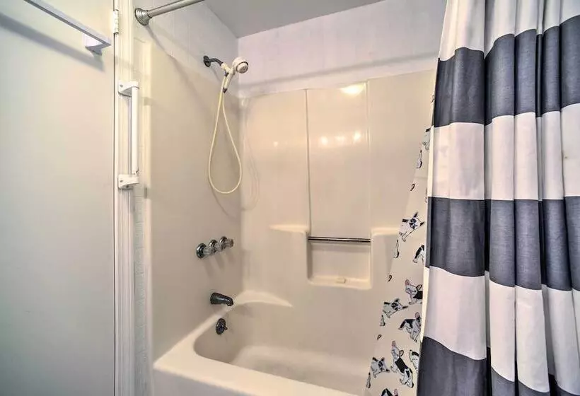 Cozy Retreat W/ Hot Tub, On Sleepy Hollow Lake!