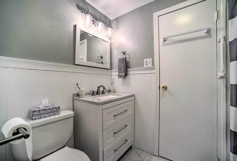 Cozy Retreat W/ Hot Tub, On Sleepy Hollow Lake!