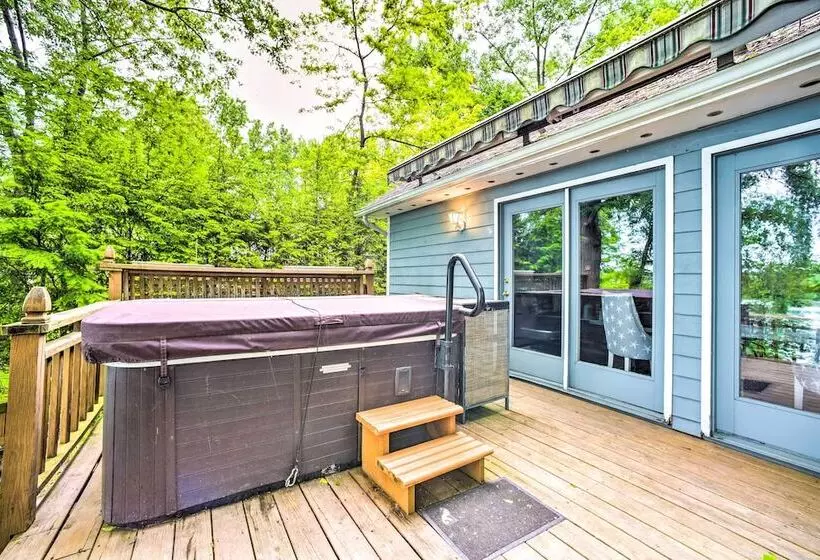 Cozy Retreat W/ Hot Tub, On Sleepy Hollow Lake!