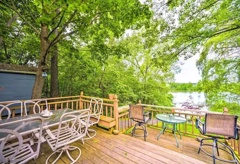 Cozy Retreat W/ Hot Tub, On Sleepy Hollow Lake!
