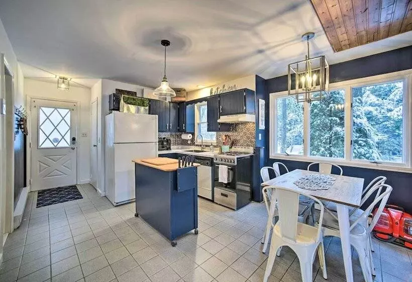 Cozy Retreat W/ Hot Tub, On Sleepy Hollow Lake!