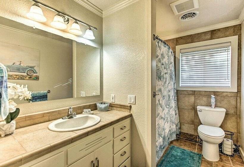 Eugene Retreat: Large Yard + Central Location