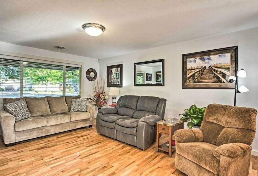 Eugene Retreat: Large Yard + Central Location