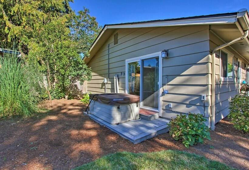 Eugene Retreat: Large Yard + Central Location
