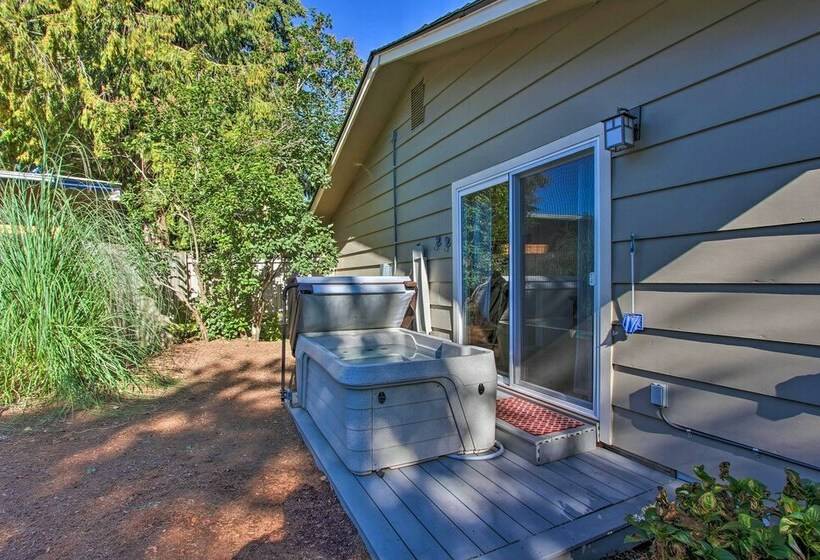 Eugene Retreat: Large Yard + Central Location