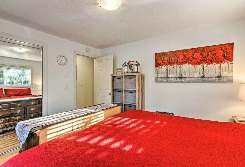 Eugene Retreat: Large Yard + Central Location