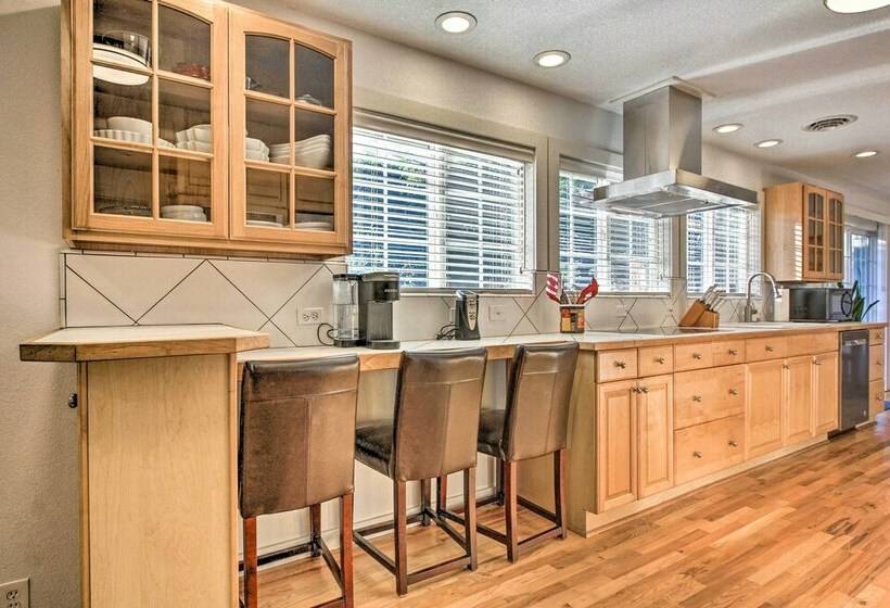 Eugene Retreat: Large Yard + Central Location