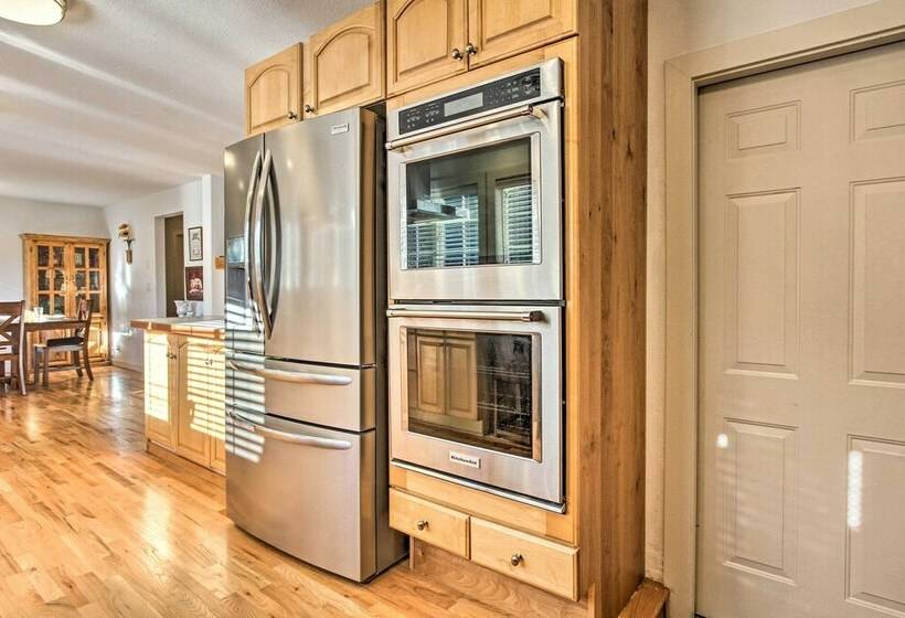 Eugene Retreat: Large Yard + Central Location