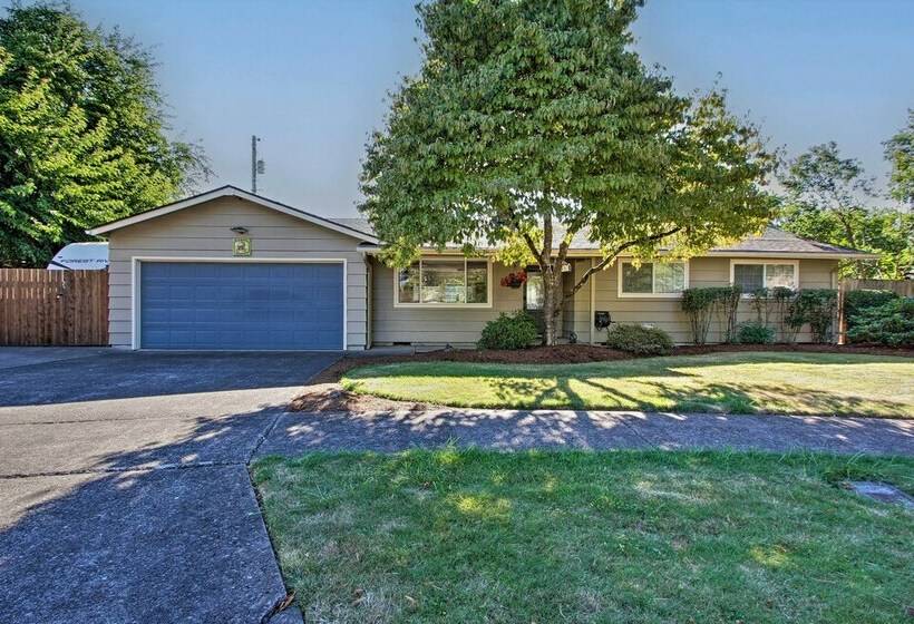 Eugene Retreat: Large Yard + Central Location
