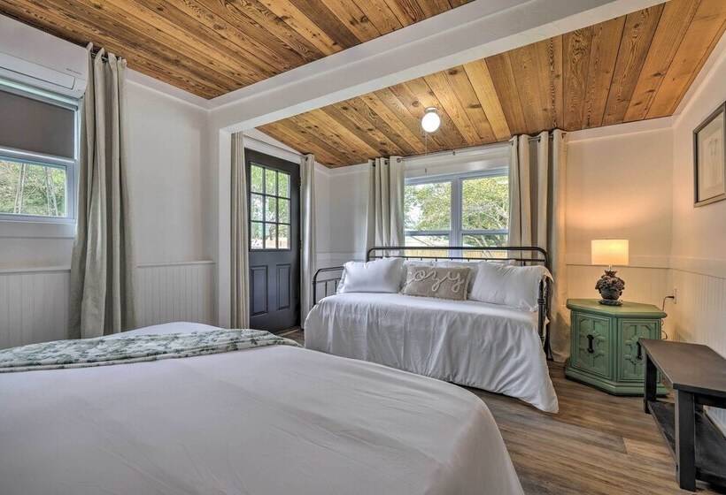 Fredericksburg Getaway W/ Covered Deck & Fire Pit!