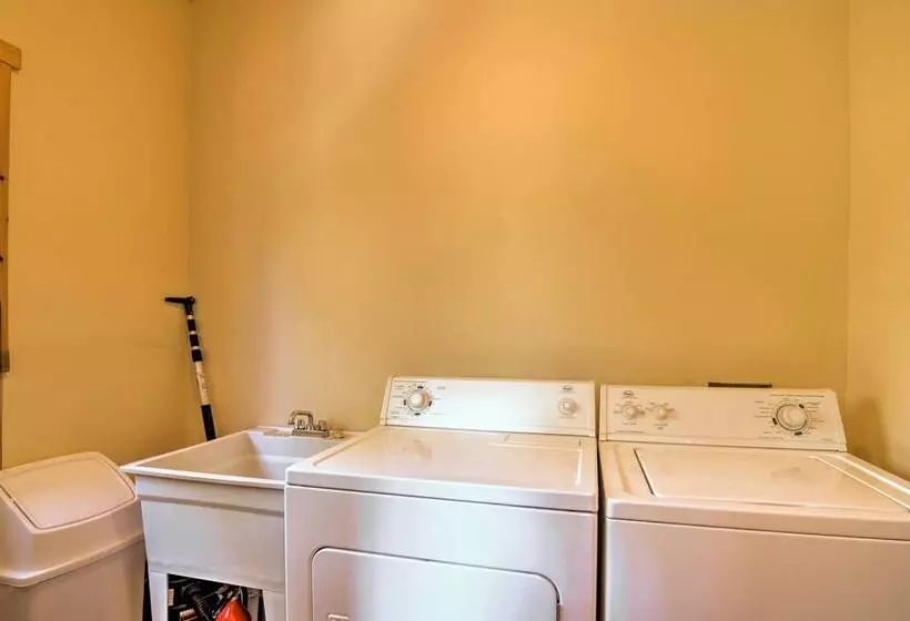 Gorgeous Alton Cabin W/ Deck + Mountain Views