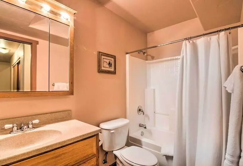 Gorgeous Alton Cabin W/ Deck + Mountain Views