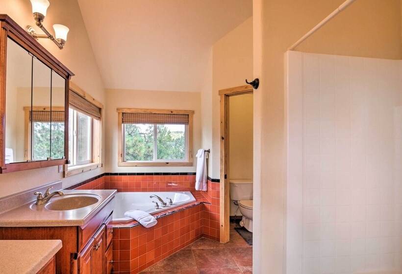 Gorgeous Alton Cabin W/ Deck + Mountain Views