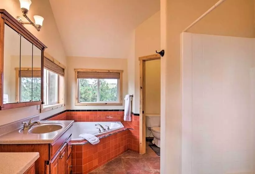 Gorgeous Alton Cabin W/ Deck + Mountain Views