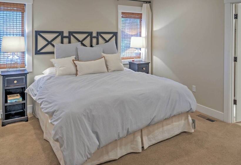 Gorgeous Wapato Point Lakehouse W/ Private Hot Tub