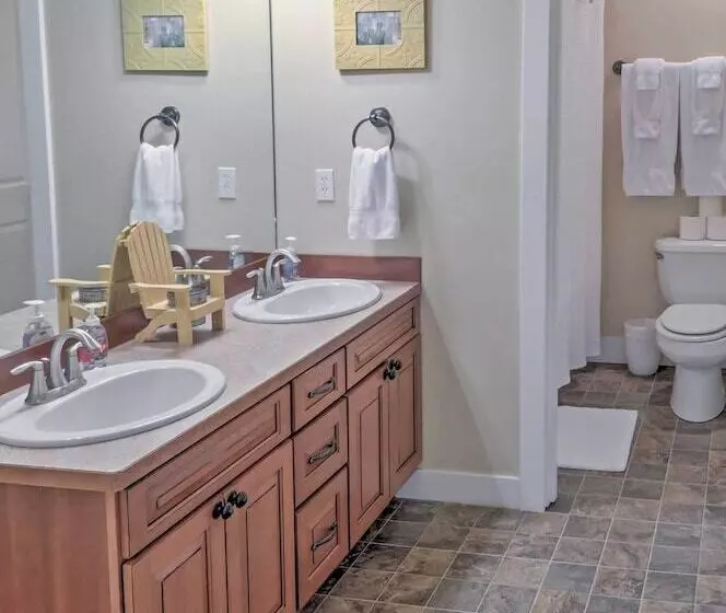 Gorgeous Wapato Point Lakehouse W/ Private Hot Tub