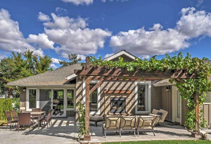 Gorgeous Wapato Point Lakehouse W/ Private Hot Tub