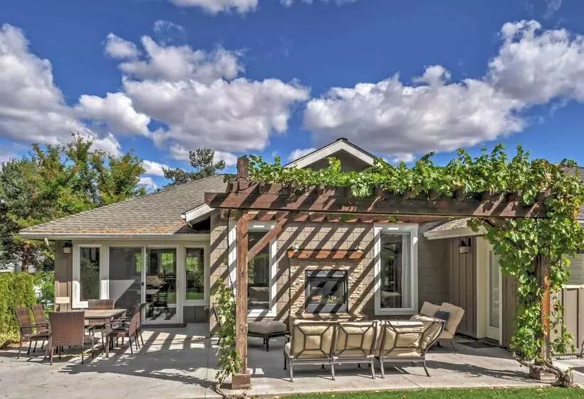 Gorgeous Wapato Point Lakehouse W/ Private Hot Tub