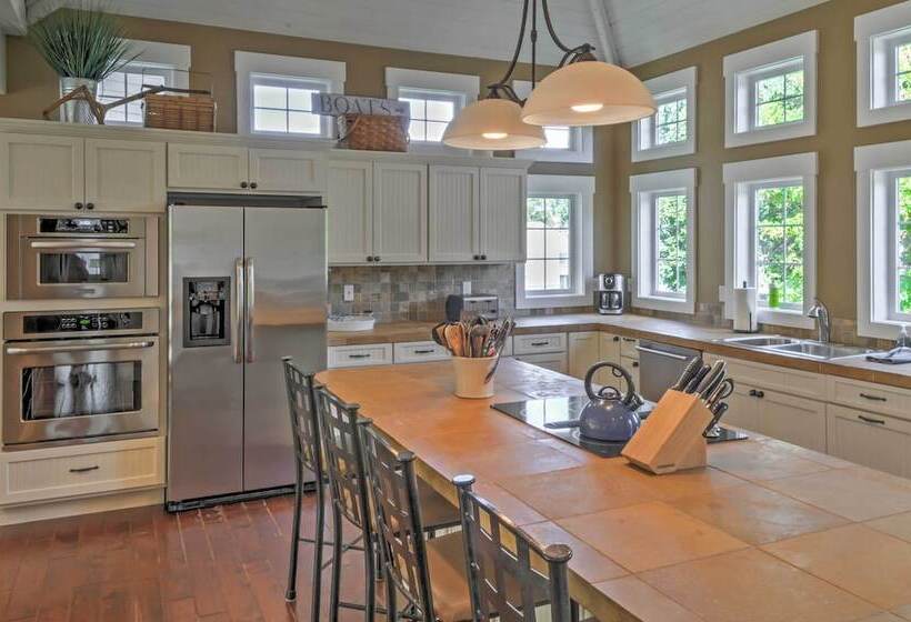 Gorgeous Wapato Point Lakehouse W/ Private Hot Tub