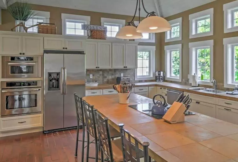 Gorgeous Wapato Point Lakehouse W/ Private Hot Tub