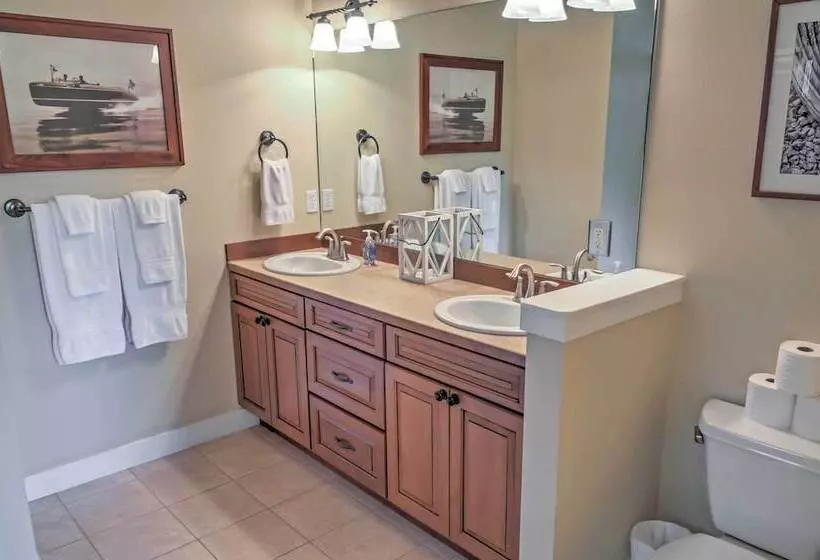 Gorgeous Wapato Point Lakehouse W/ Private Hot Tub