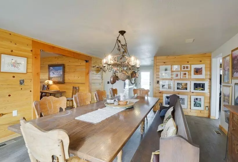 Jefferson Home W/ Mountain Views & Horse Pastures