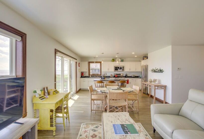 La Petit Maison   Lakefront Oshkosh Home!