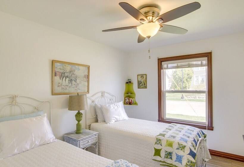 La Petit Maison   Lakefront Oshkosh Home!