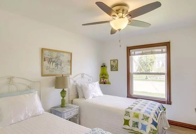 La Petit Maison   Lakefront Oshkosh Home!