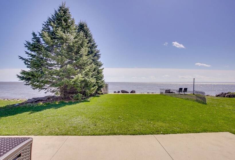 La Petit Maison   Lakefront Oshkosh Home!