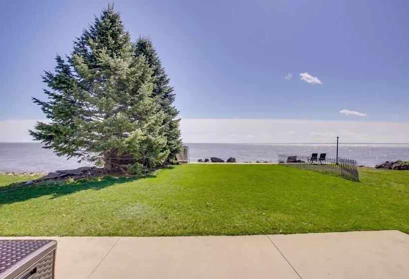 La Petit Maison   Lakefront Oshkosh Home!