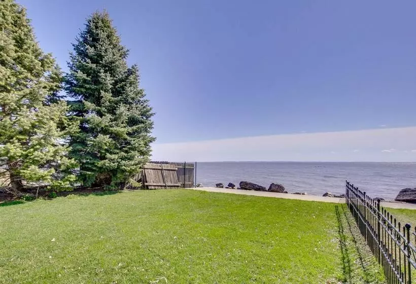 La Petit Maison   Lakefront Oshkosh Home!