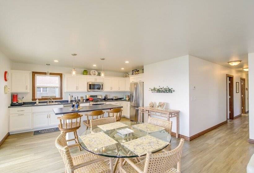 La Petit Maison   Lakefront Oshkosh Home!