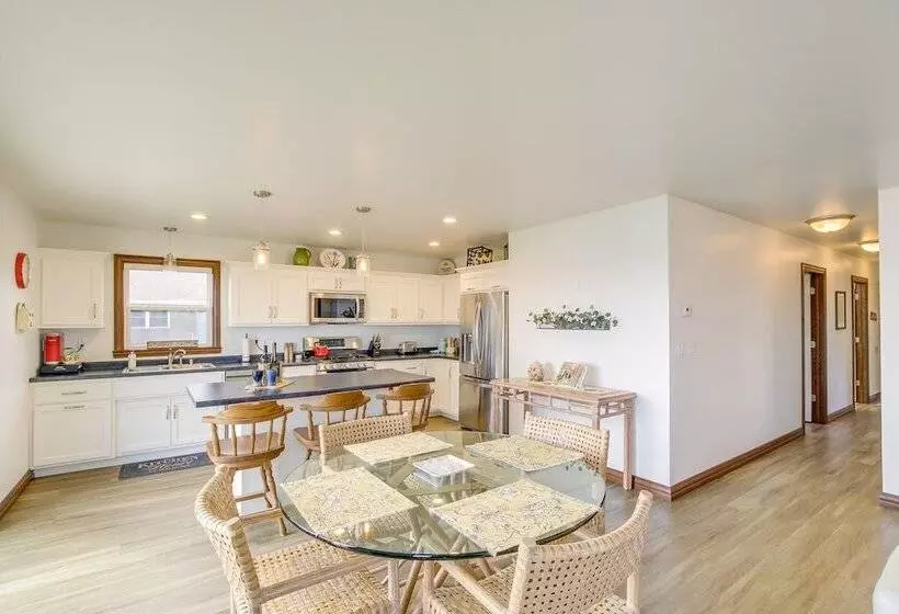 La Petit Maison   Lakefront Oshkosh Home!