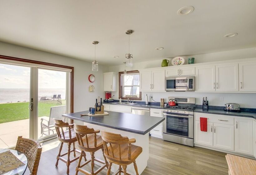 La Petit Maison   Lakefront Oshkosh Home!