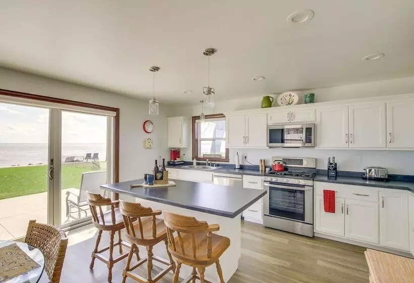La Petit Maison   Lakefront Oshkosh Home!