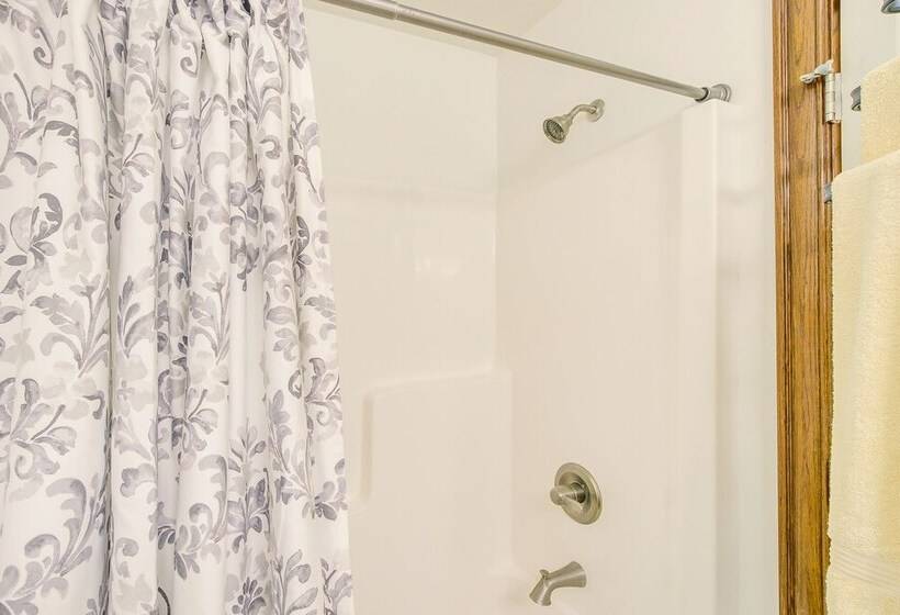 La Petit Maison   Lakefront Oshkosh Home!