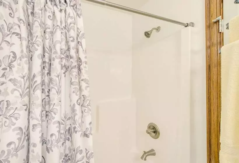 La Petit Maison   Lakefront Oshkosh Home!